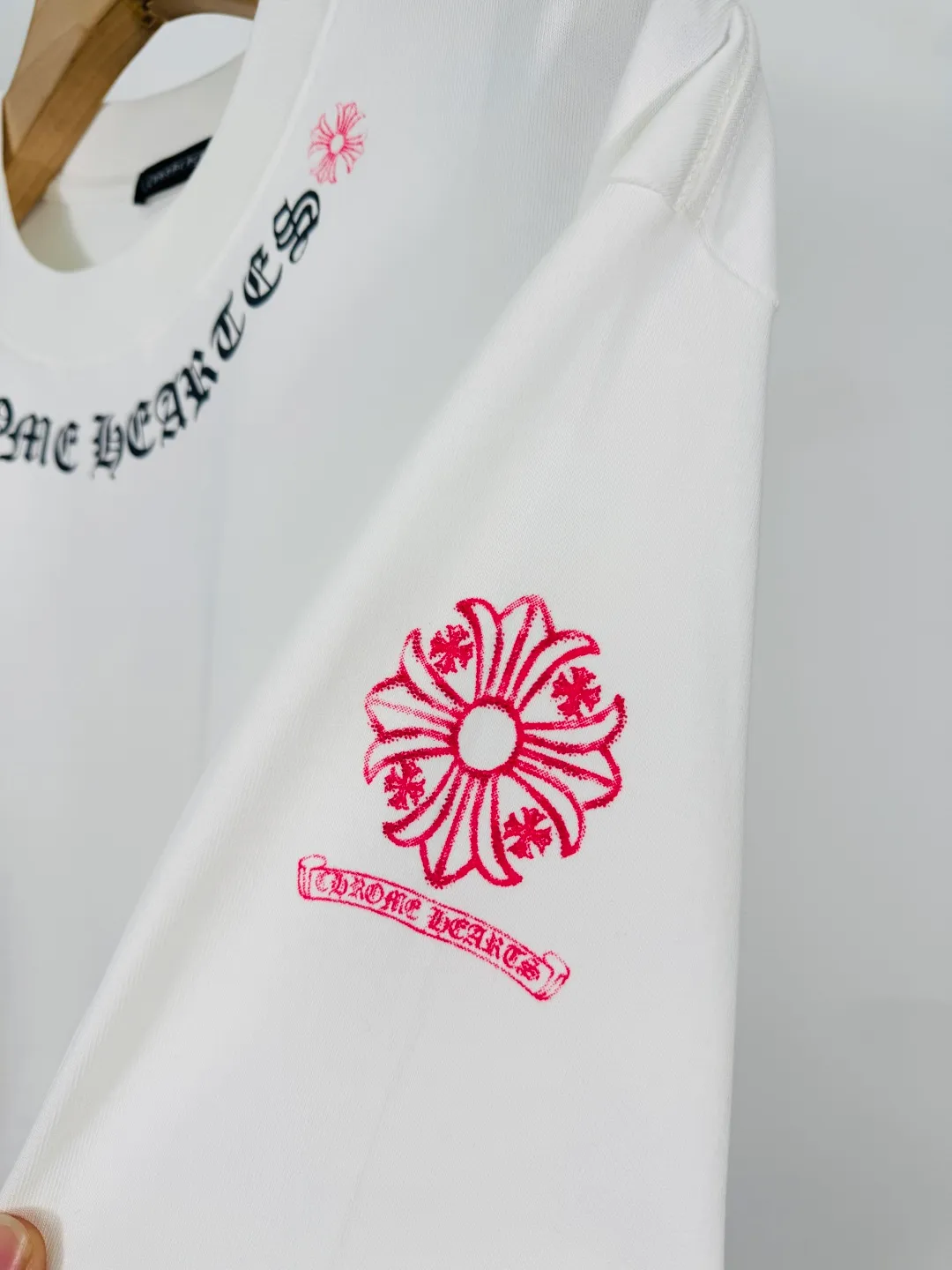 P280 top version, real shot without P, ​​different from market currency) 𝗖𝗵𝗿𝗼𝗺𝗲 𝗛𝗲𝗮𝗿𝘁𝘀/Cro Heart 2025 Autumn and Winter Horseshoe Cross 3D Printed Couple Casual Long Sleeve 👑The highest version! Customized fabric 320g fabric! Horseshoe cross sticker, a best-selling model in the counter, very comfortable to wear. Accessories: original molded and authenticated collar label➕100% silk wash label. Genuine purchase-grade original hangtag➕matching hanging rope➕3D hanging beads➕original packaging bag. Craftsmanship: The original version has consistent wiring! The highest version of the armhole matching technique! Color: Black White Size: S M L XL XXL